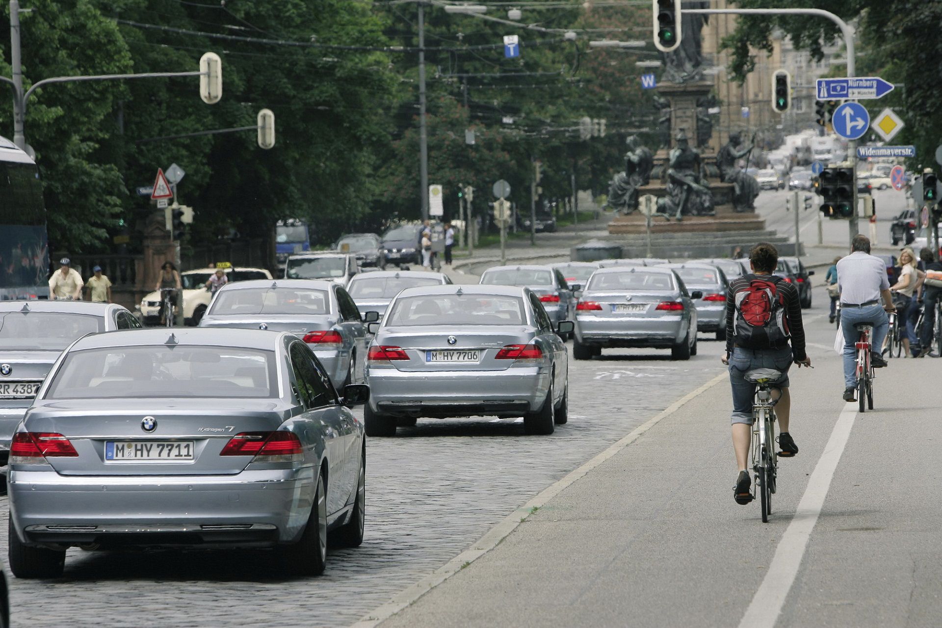 Flota BMW 7 Hydrogen ze spalinowymi silnikami wodorowymi (2008)