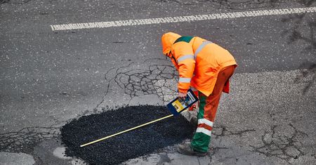 Drastyczny wzrost kosztów łatania ubytków w drogach. Samorządy zapłacą majątek