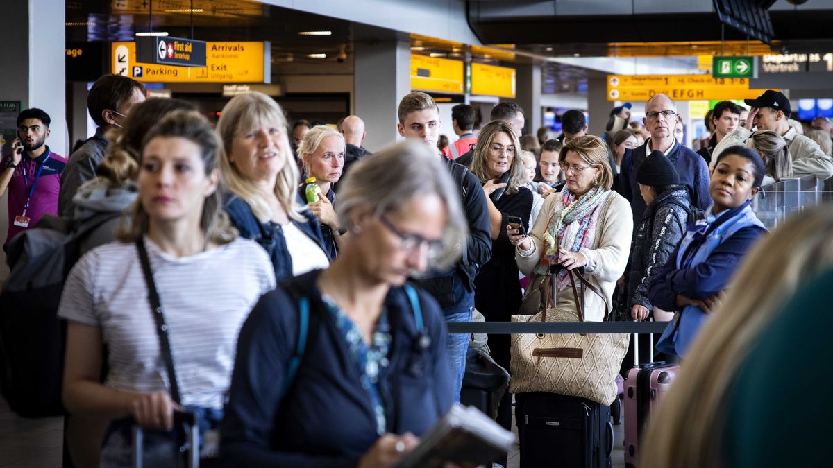 Na zdjęciu kolejki do odprawy na lotnisku Schiphol