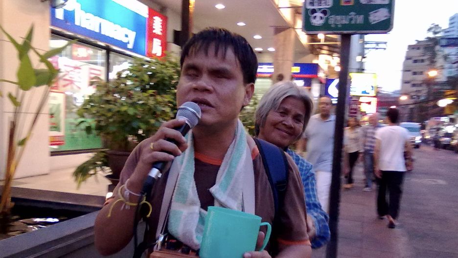 Żebracy na ulicach Bangkoku to powszechny widok, tymczasem proceder ten jest nielegalny
