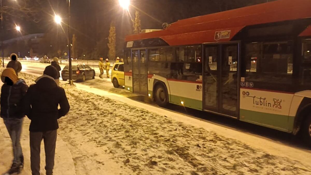 Pijany kierowca wjechał w autobus na al. Sikorskiego
