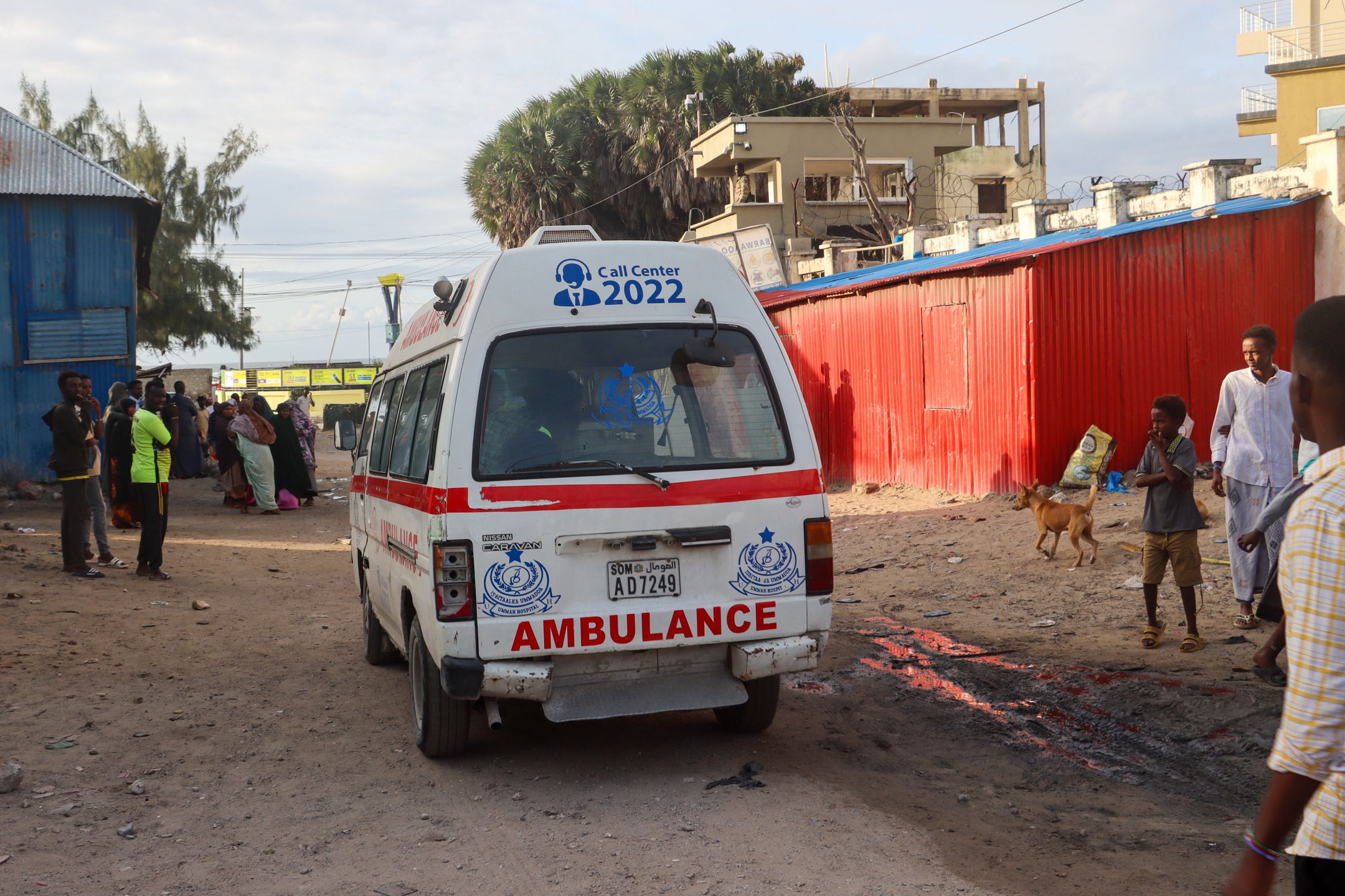 An ambulance car operates at the site of a suicide bombing in Mogadishu, Somalia, 03 August 2024. At least 32 people were killed and more than 60 were wounded in a suicide bombing and gun attack at the Beach View Hotel, a popular beach in Mogadishu, late on 02 August 2024 according to Somali police spokesperson Major Abdifatah Adan Hassa. EPA/SAID YUSUF WARSAME Dostawca: PAP/EPA.