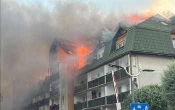 Ogromny pożar pod Warszawą. Ogień bucha przez dach bloków