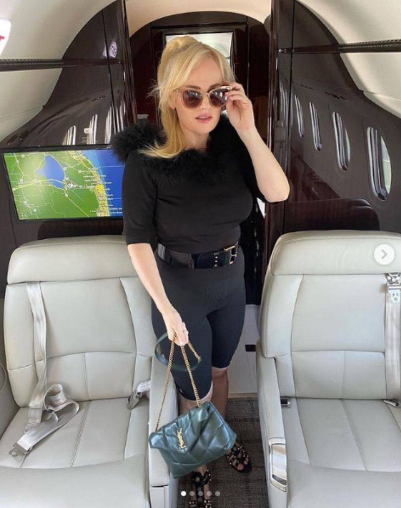 Rebel Wilson pozuje w prywatnym odrzutowcu