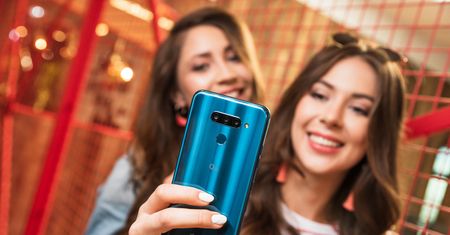 LG Q60 dostępny w Polsce. W zestawie prezent – wodoodporny głośnik Bluetooth