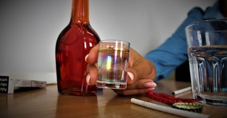 Legnica. Pijana matka przywiozła do sądu trójkę swoich dzieci. Usłyszała zarzuty