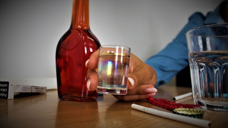 Legnica. Pijana matka przywiozła do sądu trójkę swoich dzieci. Usłyszała zarzuty