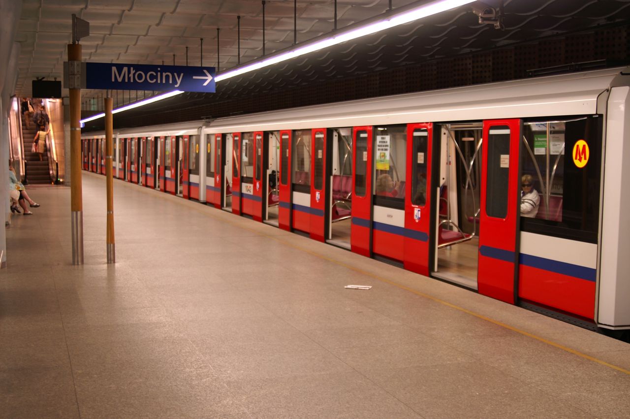 Warszawa: Kiedy metro jest najbardziej zatłoczone? Kluczowe trzy godziny
