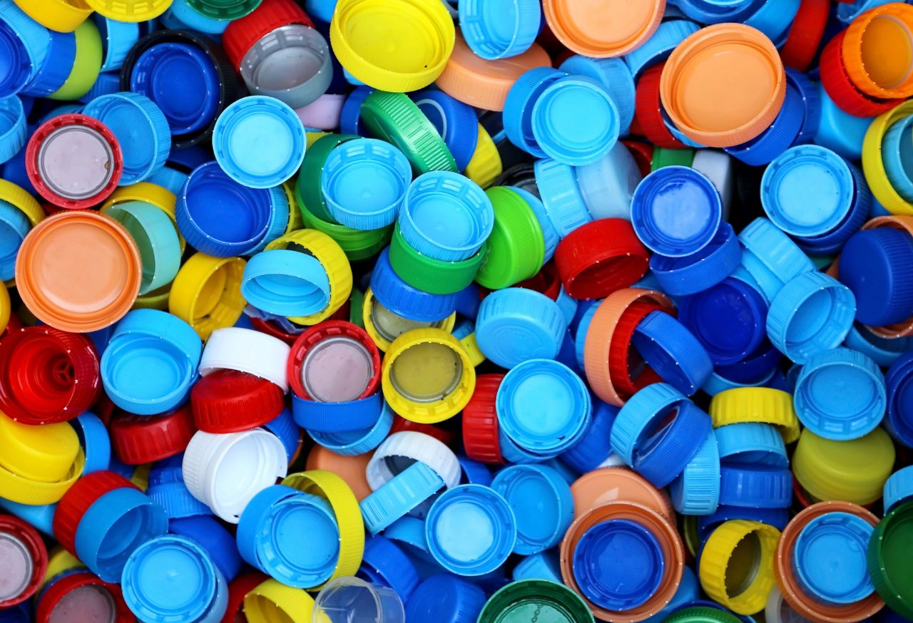 Ile można zarobić na zbieraniu plastikowych nakrętek?