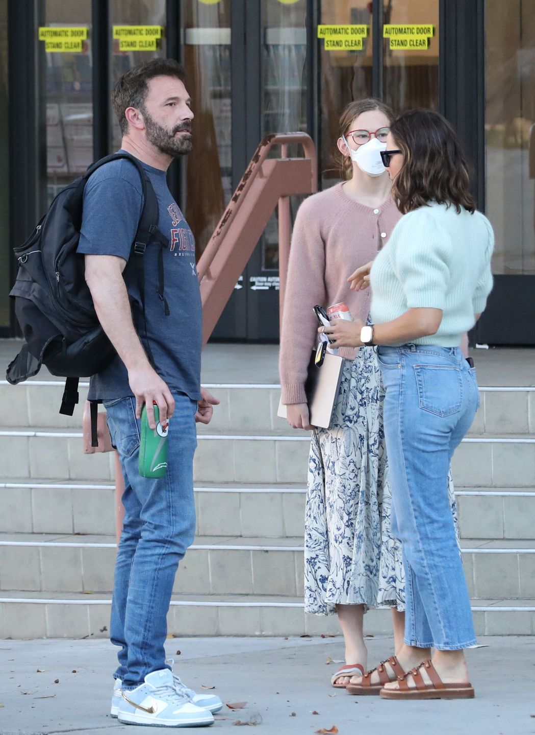 PREMIUM EXCLUSIVE FAMILY BACK TOGETHER! Ben Affleck and Jennifer Garner spending more and more time together
PREMIUM EXCLUSIVE Please contact X17 before any use of these exclusive photos - 


Family reunion...As rumors of split are swirling Ben Affleck and his ex Jennifer Garner are spending quality time together with their kids renewing their old relation for the joy of the kids here in Santa Monica saturday Oct 22, 2023 
Juliano/,Image: 815817784, License: Rights-managed, Restrictions: , Model Release: no, Pictured: Arnold Schwarzenegger, Heather Milligan, Credit line: Juliano-Roll-Gl / X17 / Forum
Juliano-Roll-Gl / X17 / Forum
basketball;divorce