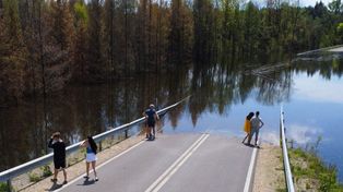 Zalana droga NIEBEZPIECZNĄ atrakcją turystyczną! Wciąż pojawiają się zapadliska. Do katastrofy dochodzi kilka kilometrów od woj. śląskiego