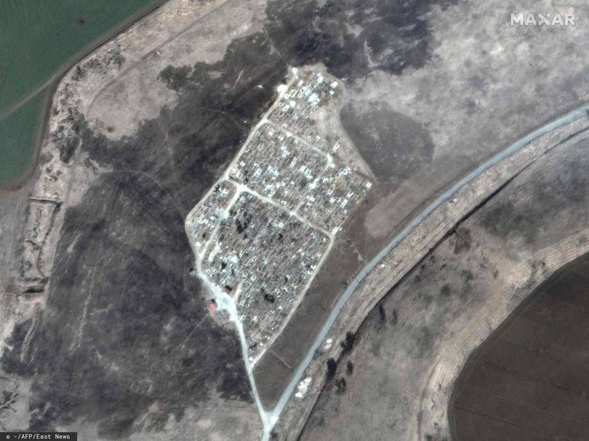 Masowy grób w Mariupolu Fot.:AFP PHOTO/Satellite image ?2022 Maxar Technologies