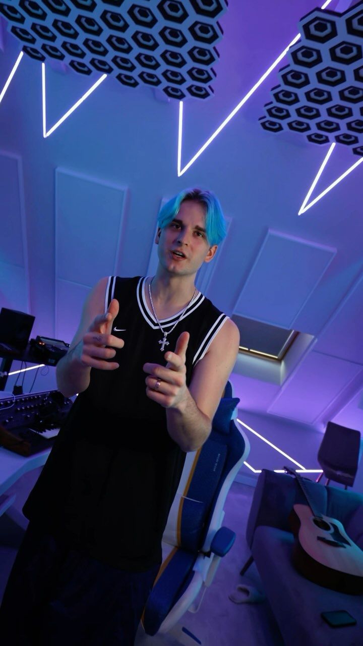 Tribbs wyprowadza się do Londynu