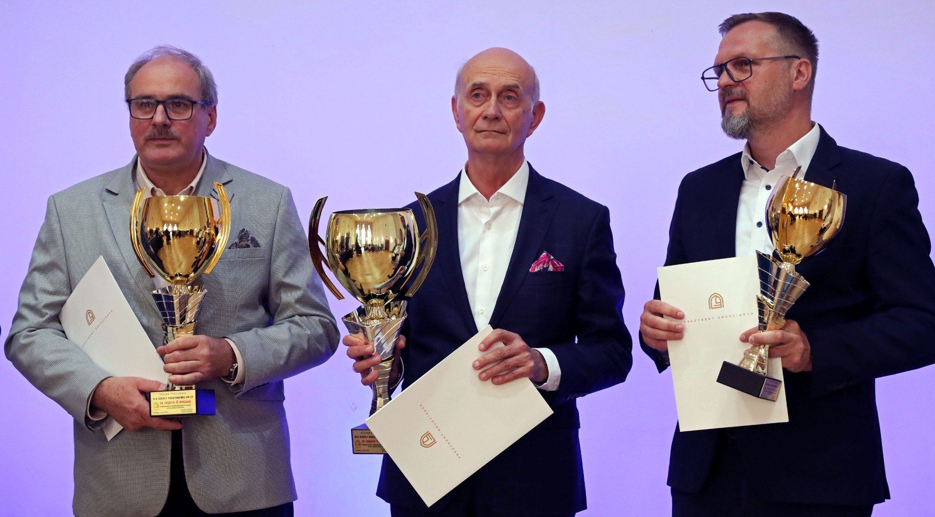 Dyrektorzy grudziądzkich szkół odebrali puchary