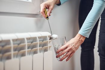 Grzejnik gotowy na mrozy? Wykonaj test sprawności, a unikniesz jesiennej awarii