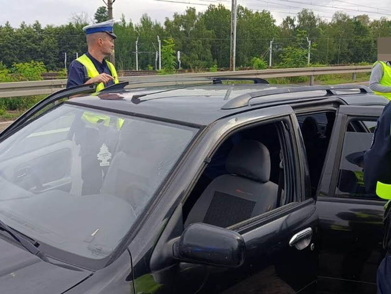Szczecin: Policjanci sprawdzali trzeźwość. Zatrzymali auto z sześcioma emigrantami w bagażniku