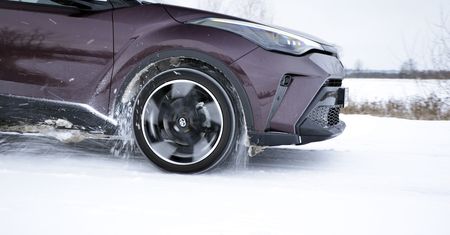 Najlepsze ogumienie zimowe do kompaktowych SUV-ów. Sprawdzili rozmiar 215/55 R 17V