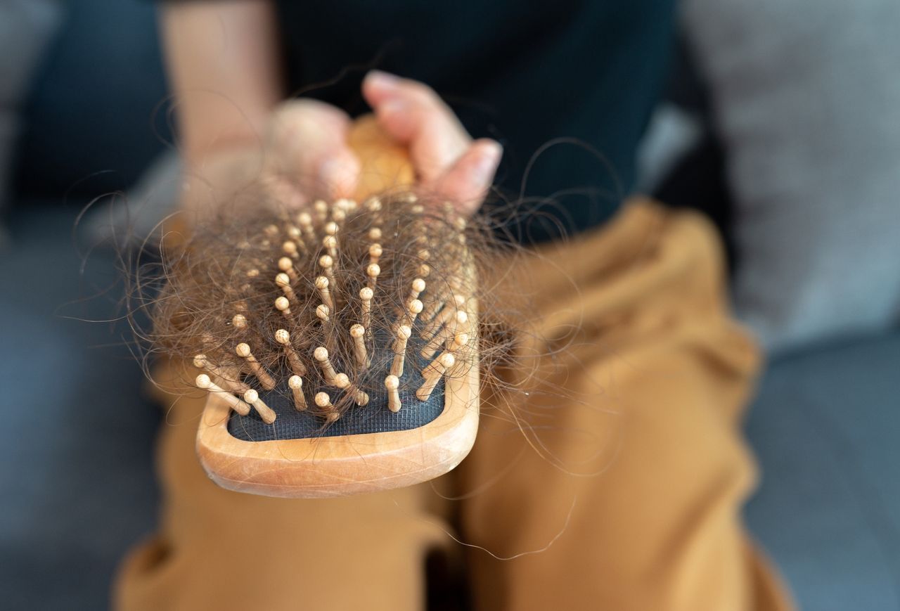 Zdrowe włosy zaczynają się od diety. Niezbędne składniki, by ograniczyć wypadanie