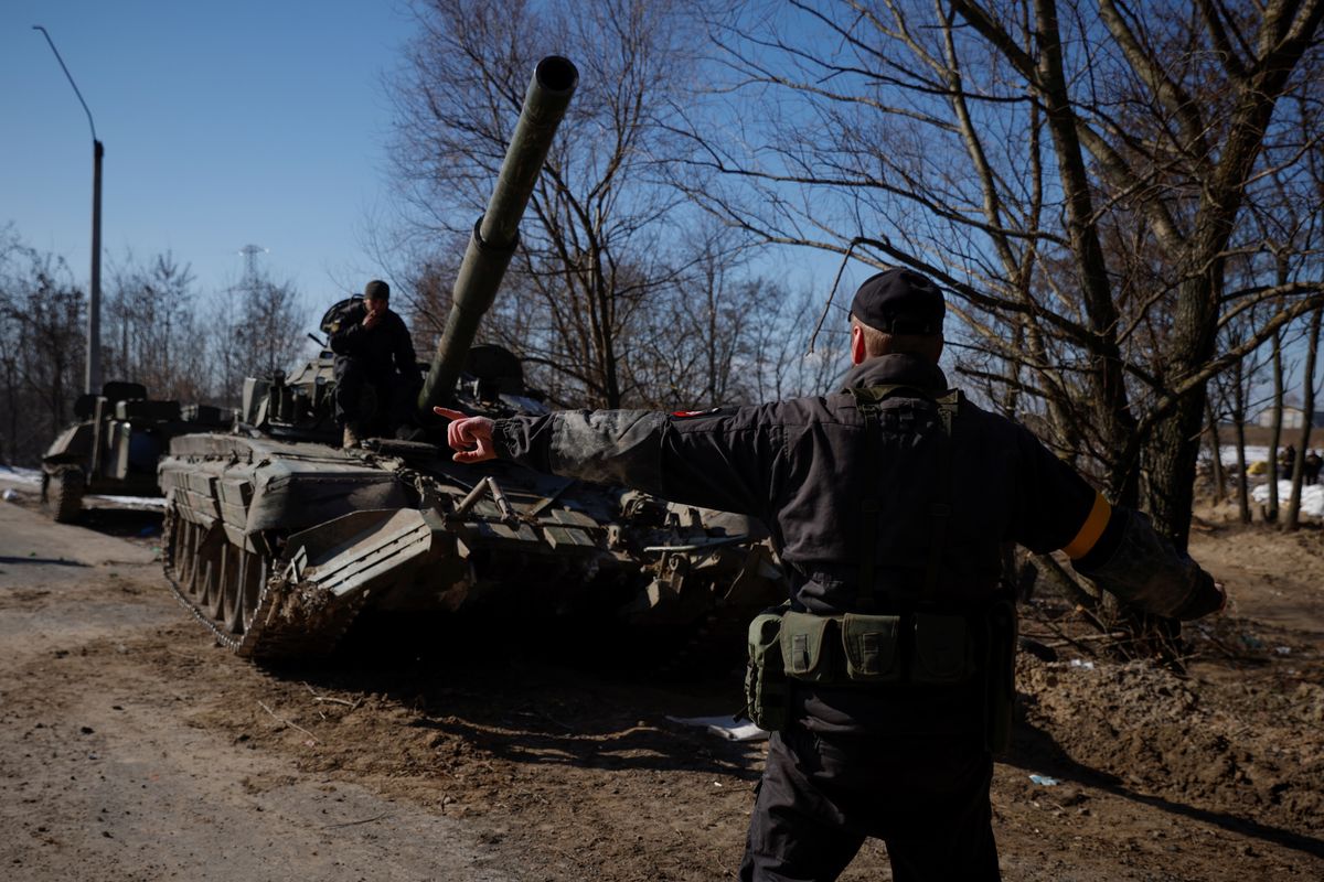 Ukraiński żołnierz kieruje pojmanym rosyjskim czołgiem 