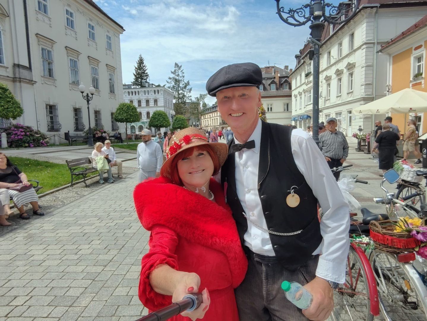 Rowerowe parady retro mają długą tradycję w Jeleniej Górze. Każdy dobrze się na nich bawi