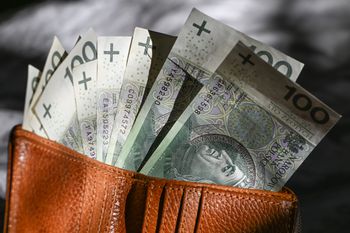 Dwa przelewy dla emerytów. Ci seniorzy mogą się ich spodziewać