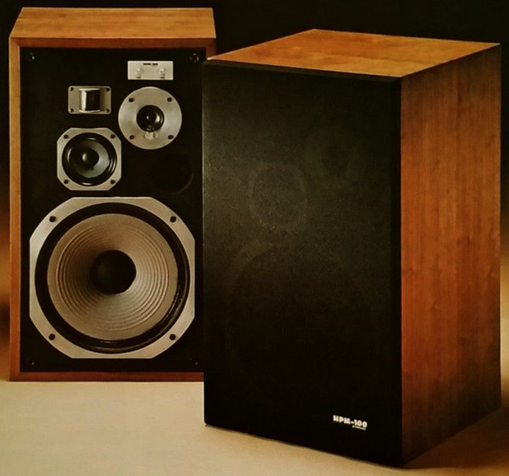 Pionner HMP-100 konkurent legendarnych JBL L100, które były wersją hi-fi monitorów studyjnych 4312