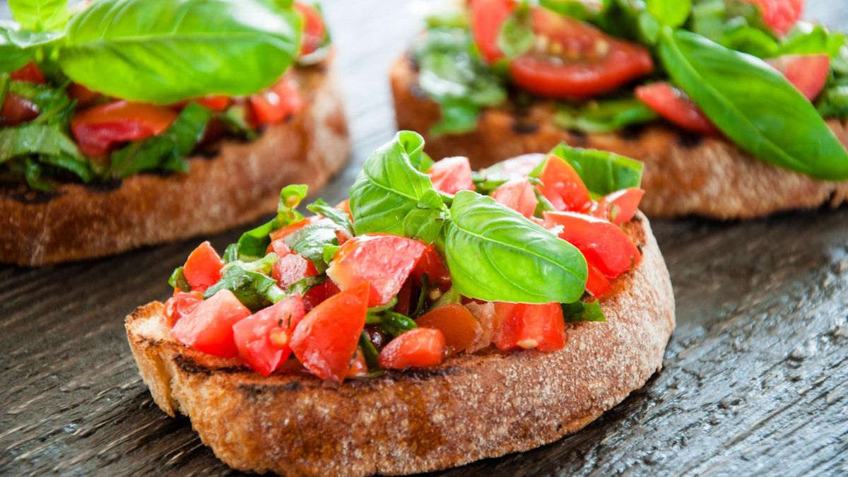 Bruschetta to popularny rodzaj włoskich kanapeczek w typie grzanek