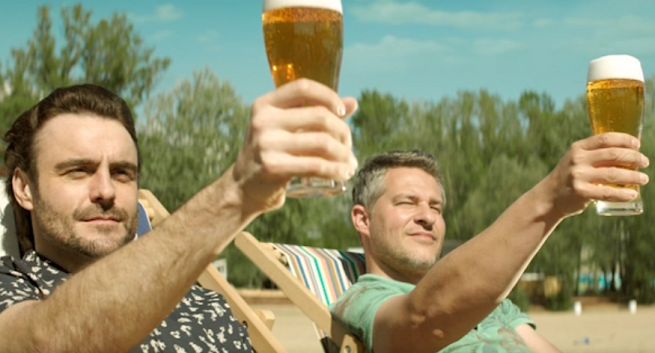 Łomżing w zimnie i bezruchu reklamuje piwo Łomża (wideo)