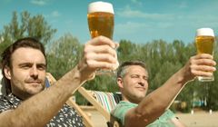 Łomżing w zimnie i bezruchu reklamuje piwo Łomża (wideo)