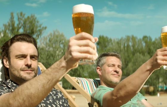 Łomżing w zimnie i bezruchu reklamuje piwo Łomża (wideo)