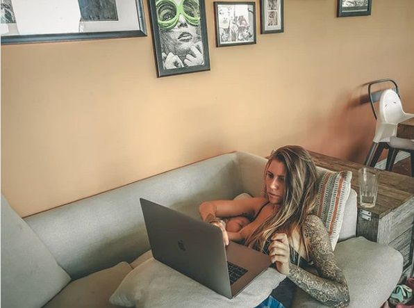 Choć nie planują powrotu do cywilizacji, wciąż korzystają z internetu