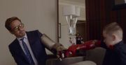 Film dnia. Robert Downey Jr. wręcza niepełnosprawnemu dziecku "rękę Iron Mana"