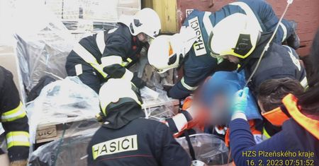 Palety z płytkami przygniotły mężczyznę. Ranny w ciężkim stanie trafił do szpitala