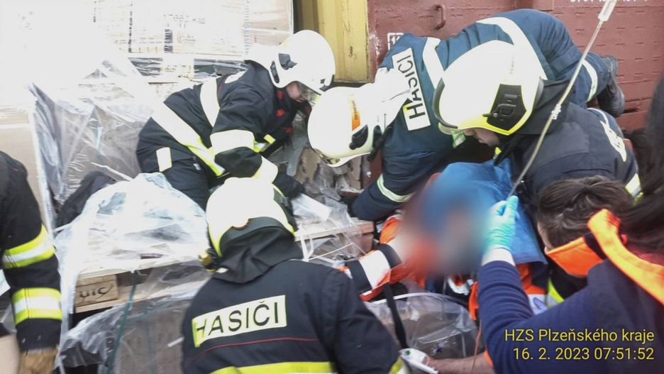 Palety z płytkami przygniotły mężczyznę. Ranny w ciężkim stanie trafił do szpitala 