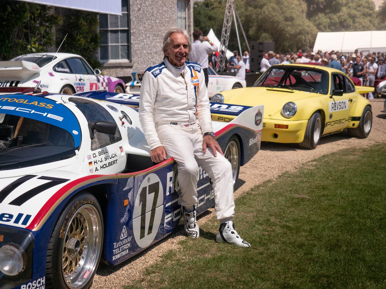Derek Bell przy swoim Porsche 962