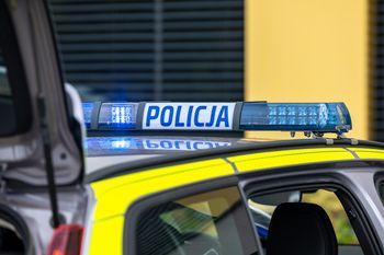 Miał dożywotni zakaz. Skodą wjechał na chodnik i ugrzązł w piachu