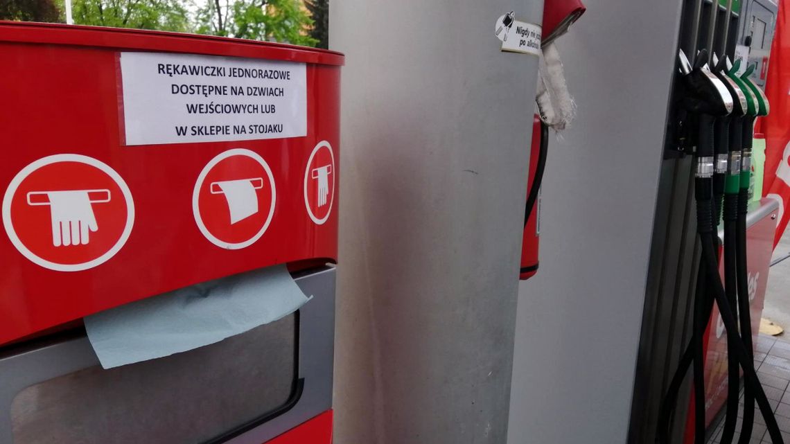 Nawet jeśli po podjechaniu pod dystrybutor nie widać rękawiczek, warto dobrze sprawdzić