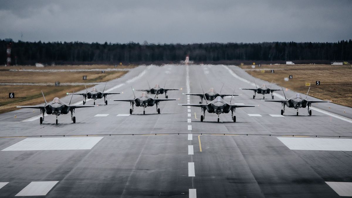 Flota samolotów F-35A na lotnisku Ämari w Estonii.