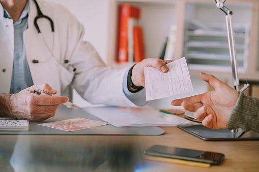 Pracownik przebywający na zwolnieniu lekarskim nie może podejmować żadnych czynności, które są niezgodne z celem zwolnienia od wykonywania pracy. 