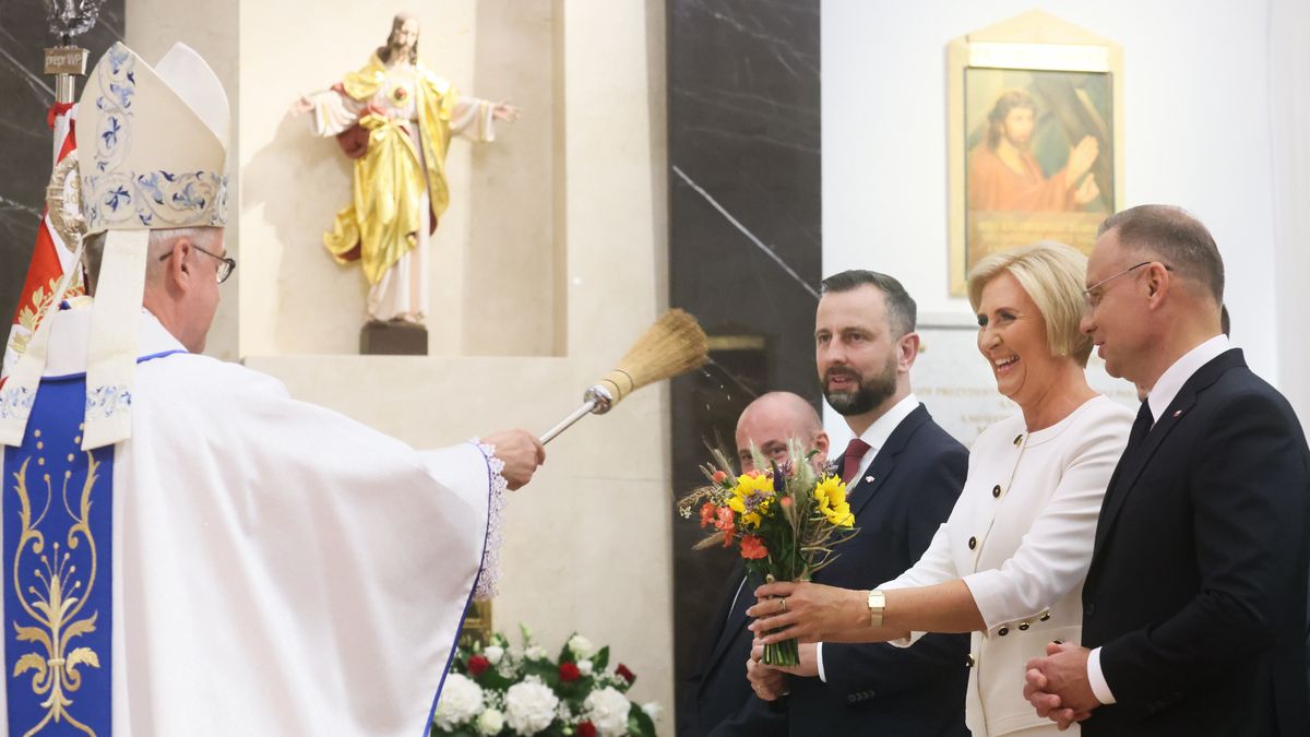 Warszawa, 15.08.2024. Prezydent RP Andrzej Duda (3P) i pierwsza dama Agata Kornhauser-Duda (2L), wicepremier, minister obrony narodowej Władysław Kosiniak-Kamysz (L) oraz sekretarze stanu w KPRP Wojciech Kolarski (P) i Andrzej Dera (2P) na mszy św. w intencji Ojczyzny i polskich żołnierzy w Katedrze Polowej Wojska Polskiego w Warszawie, 15 bm. Trwają obchody Święta Wojska Polskiego. (aldg) PAP/Leszek Szymański