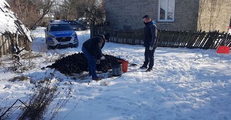 Ogrzewali się parą z garnka. W domu było 0 stopni