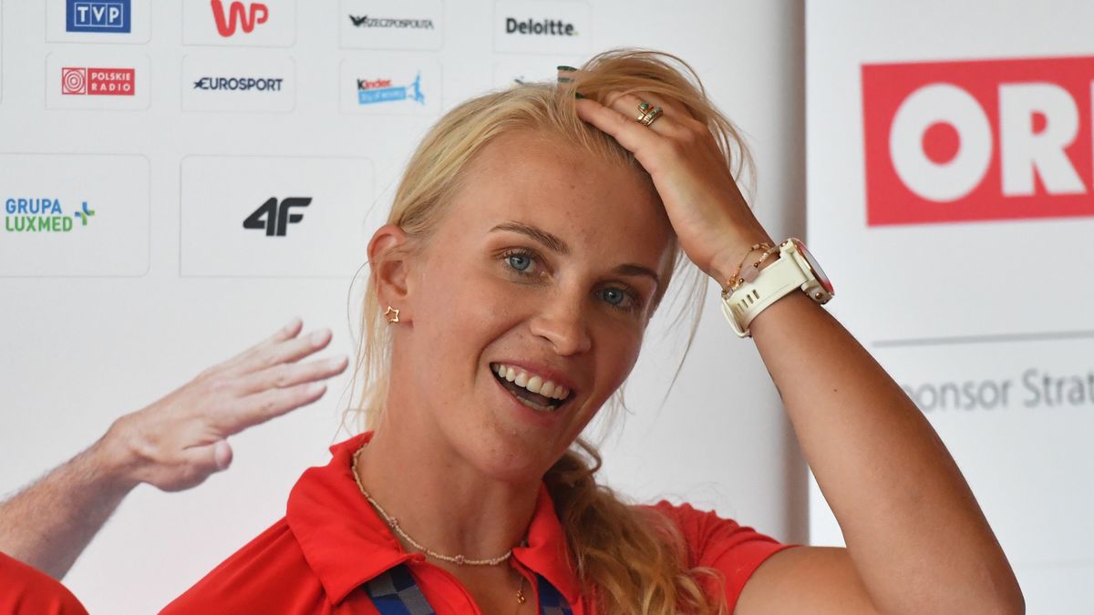Warszawa, 01.08.2021. Wioślarka, srebrna medalistka olimpijska z Tokio, w czwórkach podwójnych kobiet Agnieszka Kobus-Zawojska podczas konferencji prasowej po przylocie na lotnisko im. Chopina w Warszawie, 1 bm. (js) PAP/Piotr Nowak