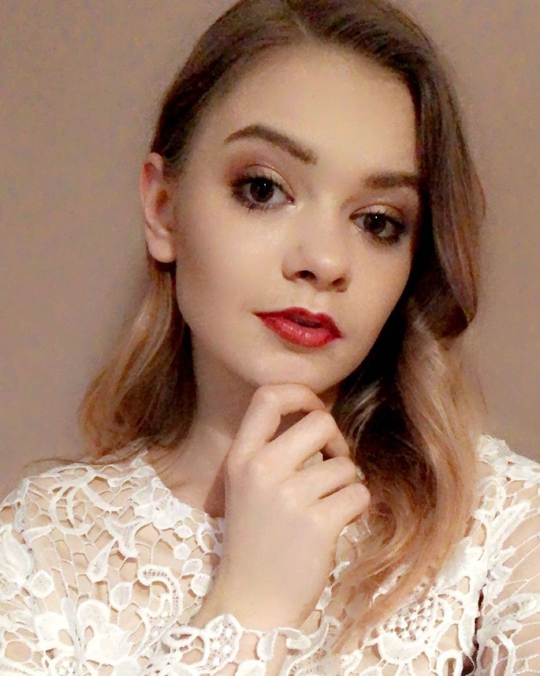 Julia Wróblewska ma nową pracę. Zdecydowała się zatrudnić w restauracji jako kelnerka 