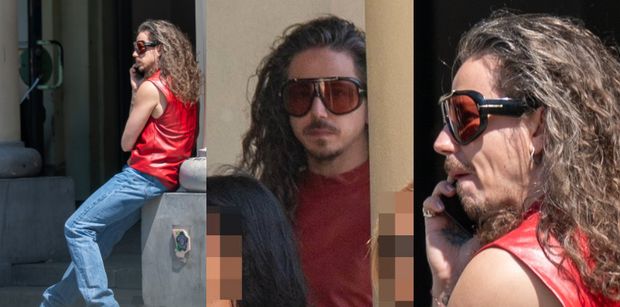 Uzbrojony w białe botki na obcasie Michał Szpak snuje się po mieście i gawędzi przez telefon. Fajny "look"? (ZDJĘCIA)