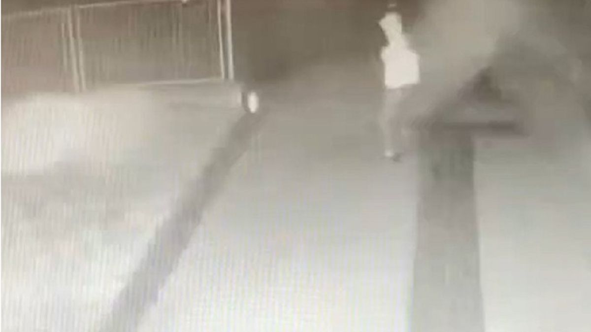 Nastolatek zaatakował policjantów. Chciał podpalić komendę