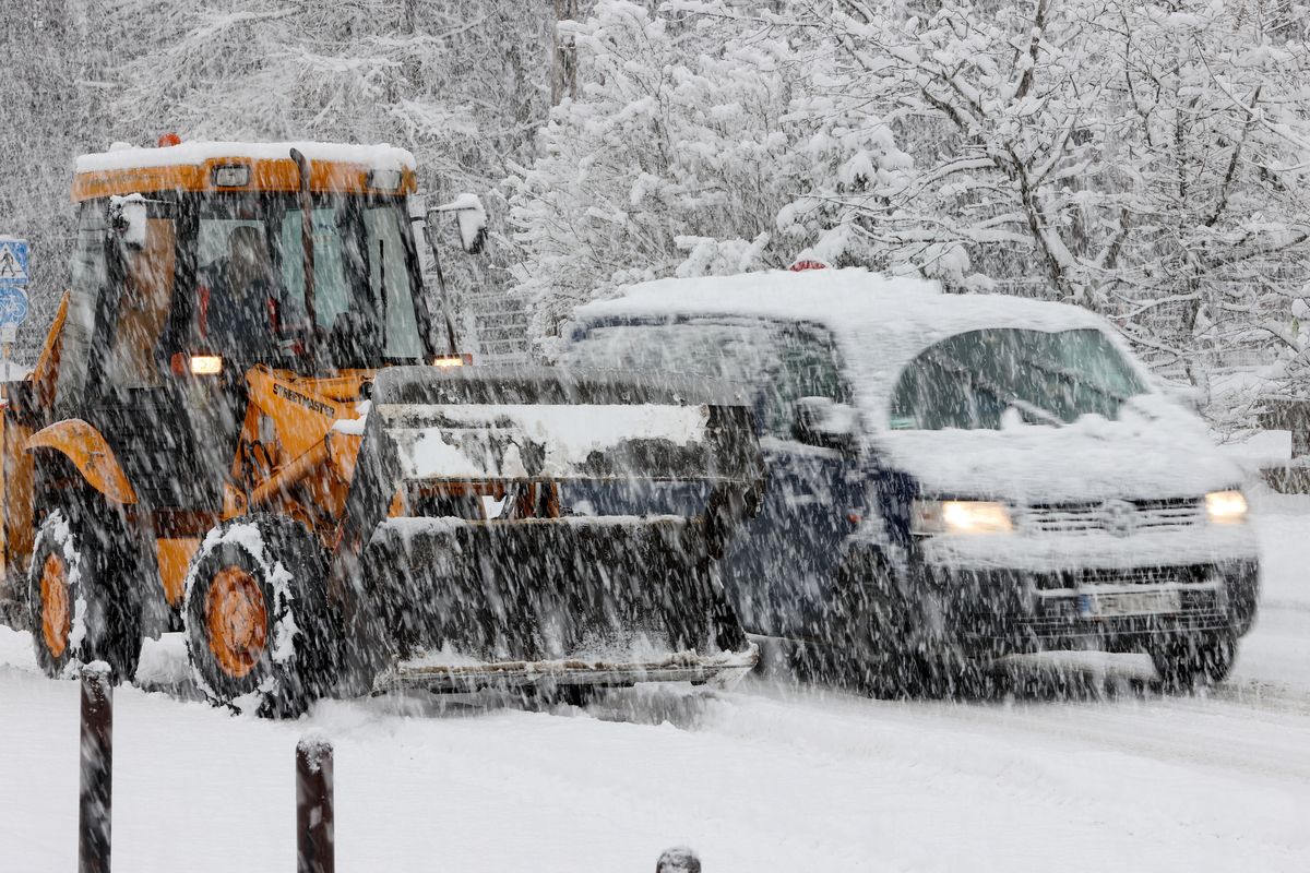 Śnieg zasypał Polskę. Na drogach ponad 1100 pługów i piaskarek