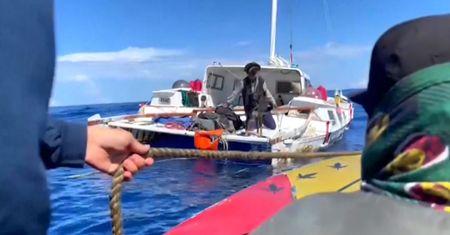 Spędził dwa miesiące na oceanie. Żeglarza i jego psa uratowało jedno
