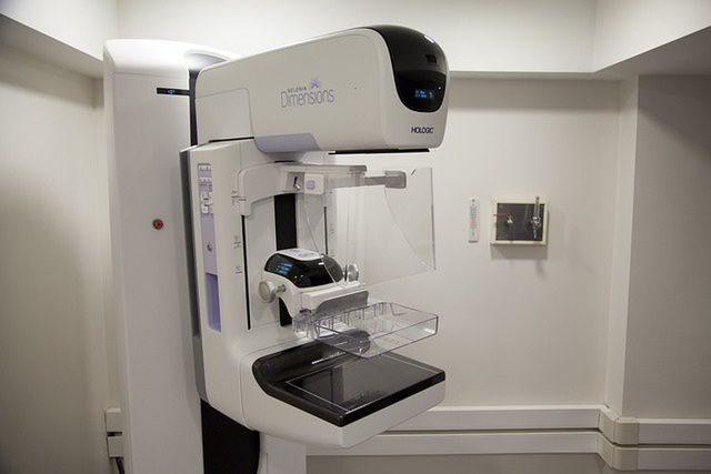 Mammografia. Dobrze robić ją już po 40-tce