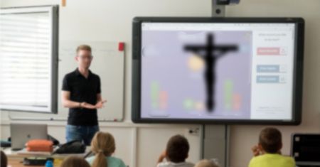 Apelują do minister Nowackiej. Szkoły wymuszają chodzenie na religię?