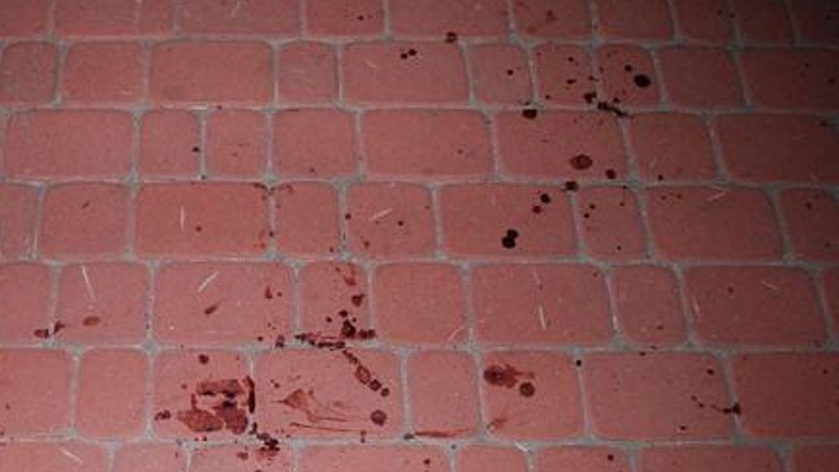 ślady krwi na chodniku